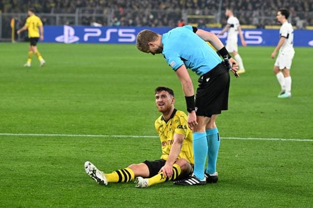 13.12.2023, xsltx, Fussball UEFA Champions League, Borussia Dortmund - Paris St.Germain PSG emspor, v.l. Salih Oezcan (Borussia Dortmund) Verletzung Auswechslung Schmerzen Schiedsrichter Referee Nyberg, Glenn (Schweden) (DFL DFB REGULATIONS PROHIBIT ANY USE OF PHOTOGRAPHS as IMAGE SEQUENCES and or QUASI-VIDEO) Dortmund
