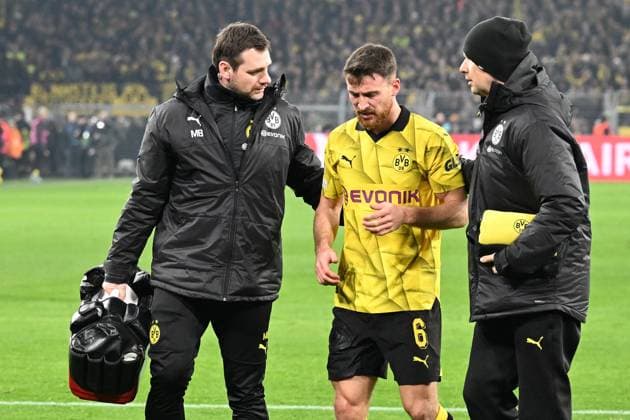 13.12.2023, xsltx, Fussball UEFA Champions League, Borussia Dortmund - Paris St.Germain PSG emspor, v.l. Salih Oezcan (Borussia Dortmund) Verletzung Auswechslung Schmerzen (DFL DFB REGULATIONS PROHIBIT ANY USE OF PHOTOGRAPHS as IMAGE SEQUENCES and or QUASI-VIDEO) Dortmund
