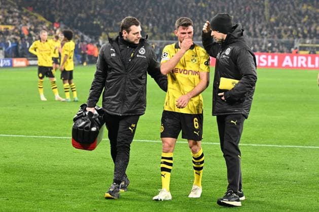 13.12.2023, xsltx, Fussball UEFA Champions League, Borussia Dortmund - Paris St.Germain PSG emspor, v.l. Salih Oezcan (Borussia Dortmund) Verletzung Auswechslung Schmerzen (DFL DFB REGULATIONS PROHIBIT ANY USE OF PHOTOGRAPHS as IMAGE SEQUENCES and or QUASI-VIDEO) Dortmund