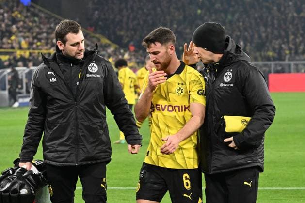 13.12.2023, xsltx, Fussball UEFA Champions League, Borussia Dortmund - Paris St.Germain PSG emspor, v.l. Salih Oezcan (Borussia Dortmund) Verletzung Auswechslung Schmerzen (DFL DFB REGULATIONS PROHIBIT ANY USE OF PHOTOGRAPHS as IMAGE SEQUENCES and or QUASI-VIDEO) Dortmund