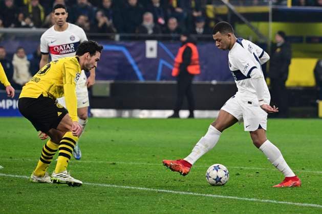 Kylian Mbappe 7 (Paris Saint-Germain)im Zweikampf, Aktion, mit Mats Hummels 15 (Borussia Dortmund), Borussia Dortmund vs. Paris Saint-Germain, Fussball, Champions League, Gruppenphase, 13.12.2023 Dortmund Nordrhein-Westfalen Deutschland