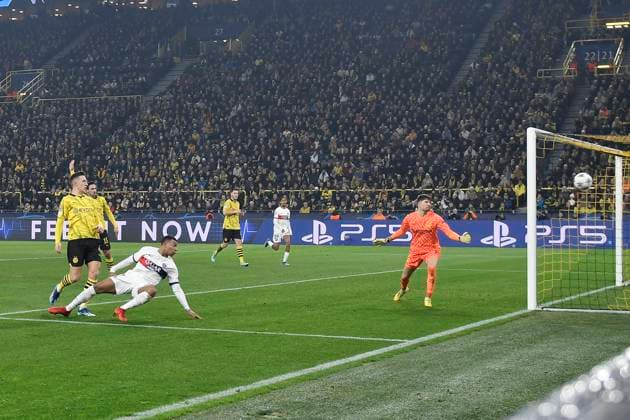 Kylian Mbappe ( 7, Paris Saint-Germain) erzielt das Tor zum 1:2 das durch VAR nicht gegegen worden ist 13.12.2023 Fussball, Champions League, Borussia Dortmund vs Paris St. Germain, Signal Iduna Park, Dortmund, NRW Germany
