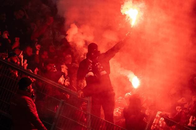 GER, Champions League, Borussia Dortmund vs Paris Saint-Germain 13.12.2023, Signal Iduna Park, Dortmund, GER, Champions League, Borussia Dortmund vs Paris Saint-Germain Im Bild: Pyrotechnik im Gästeblock bei Paris Saint-Germain