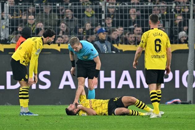 13.12.2023, xsltx, Fussball UEFA Champions League, Borussia Dortmund - Paris St.Germain PSG emspor, v.l. Ramy Bensebaini (Borussia Dortmund) Niclas Füllkrug (Borussia Dortmund) verletzt Verletzung mit Schmerzen am Boden Schiedsrichter Referee Nyberg, Glenn (Schweden) Salih Oezcan (Borussia Dortmund) (DFL DFB REGULATIONS PROHIBIT ANY USE OF PHOTOGRAPHS as IMAGE SEQUENCES and or QUASI-VIDEO) Dortmund