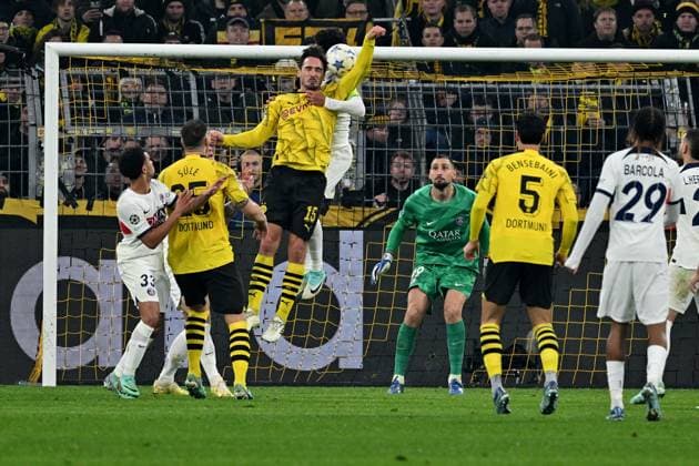 13.12.2023, xsltx, Fussball UEFA Champions League, Borussia Dortmund - Paris St.Germain PSG emspor, v.l. Mats Hummels (Borussia Dortmund) Marquinhos (FC Paris Saint-Germain) Zweikampf, Aktion, action, battle for the ball (DFL DFB REGULATIONS PROHIBIT ANY USE OF PHOTOGRAPHS as IMAGE SEQUENCES and or QUASI-VIDEO) Dortmund