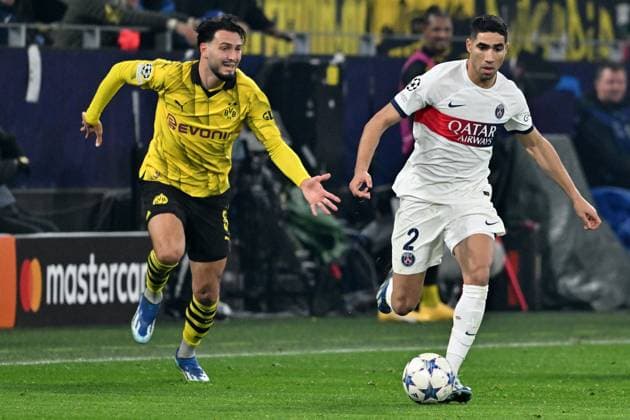 13.12.2023, xsltx, Fussball UEFA Champions League, Borussia Dortmund - Paris St.Germain PSG emspor, v.l. Ramy Bensebaini (Borussia Dortmund) Achraf Hakimi (FC Paris Saint-Germain) Zweikampf, Aktion, action, battle for the ball (DFL DFB REGULATIONS PROHIBIT ANY USE OF PHOTOGRAPHS as IMAGE SEQUENCES and or QUASI-VIDEO) Dortmund