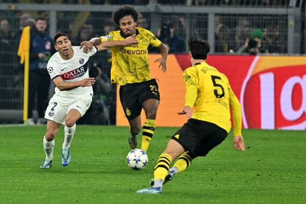 13.12.2023, xsltx, Fussball UEFA Champions League, Borussia Dortmund - Paris St.Germain PSG emspor, v.l. Achraf Hakimi (FC Paris Saint-Germain) Karim Adeyemi (Borussia Dortmund) Zweikampf, Aktion, action, battle for the ball (DFL DFB REGULATIONS PROHIBIT ANY USE OF PHOTOGRAPHS as IMAGE SEQUENCES and or QUASI-VIDEO) Dortmund