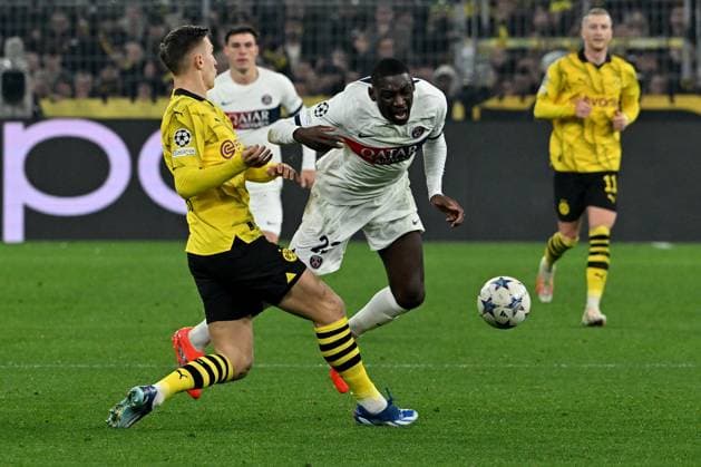 13.12.2023, xsltx, Fussball UEFA Champions League, Borussia Dortmund - Paris St.Germain PSG emspor, v.l. Nico Schlotterbeck (Borussia Dortmund) Randal Kolo Muani (FC Paris Saint-Germain) Zweikampf, Aktion, action, battle for the ball (DFL DFB REGULATIONS PROHIBIT ANY USE OF PHOTOGRAPHS as IMAGE SEQUENCES and or QUASI-VIDEO) Dortmund
