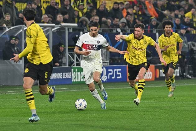 13.12.2023, xsltx, Fussball UEFA Champions League, Borussia Dortmund - Paris St.Germain PSG emspor, v.l. Achraf Hakimi (FC Paris Saint-Germain) Salih Oezcan (Borussia Dortmund) Zweikampf, Aktion, action, battle for the ball (DFL DFB REGULATIONS PROHIBIT ANY USE OF PHOTOGRAPHS as IMAGE SEQUENCES and or QUASI-VIDEO) Dortmund