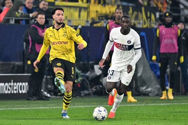 13.12.2023, xsltx, Fussball UEFA Champions League, Borussia Dortmund - Paris St.Germain PSG emspor, v.l. Randal Kolo Muani (FC Paris Saint-Germain) Ramy Bensebaini (Borussia Dortmund) Zweikampf, Aktion, action, battle for the ball (DFL DFB REGULATIONS PROHIBIT ANY USE OF PHOTOGRAPHS as IMAGE SEQUENCES and or QUASI-VIDEO) Dortmund