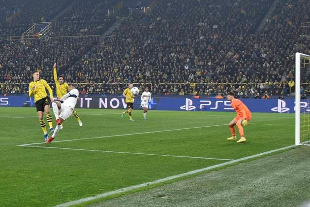 Kylian Mbappe ( 7, Paris Saint-Germain) erzielt das Tor zum 1:2 das durch VAR nicht gegegen worden ist 13.12.2023 Fussball, Champions League, Borussia Dortmund vs Paris St. Germain, Signal Iduna Park, Dortmund, NRW Germany