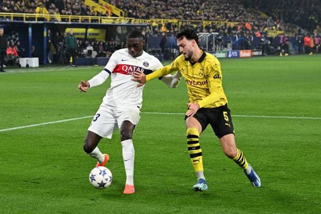13.12.2023, xsltx, Fussball UEFA Champions League, Borussia Dortmund - Paris St.Germain PSG emspor, v.l. Randal Kolo Muani (FC Paris Saint-Germain) Ramy Bensebaini (Borussia Dortmund) Zweikampf, Aktion, action, battle for the ball (DFL DFB REGULATIONS PROHIBIT ANY USE OF PHOTOGRAPHS as IMAGE SEQUENCES and or QUASI-VIDEO) Dortmund
