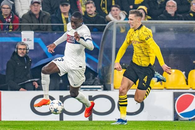 Randal Kolo Muani (Paris Saint-Germain, 23) Nico Schlotterbeck (Borussia Dortmund, 4) Borussia Dortmund vs. Paris Saint-Germain, Fussball, UEFA Champions League, 6. Spieltag, 13.12.2023 DFL REGULATIONS PROHIBIT ANY OUSE OF PHOTOGRAPHS AS IMAGE SEQUENCES AND OR QUASI-VIDEO Borussia Dortmund vs. Paris Saint-Germain, Fussball, UEFA Champions League, 6. Spieltag, 13.12.2023 Dortmund Copyright: xEibner-Pressefoto BahhoxKarax EP_BVB