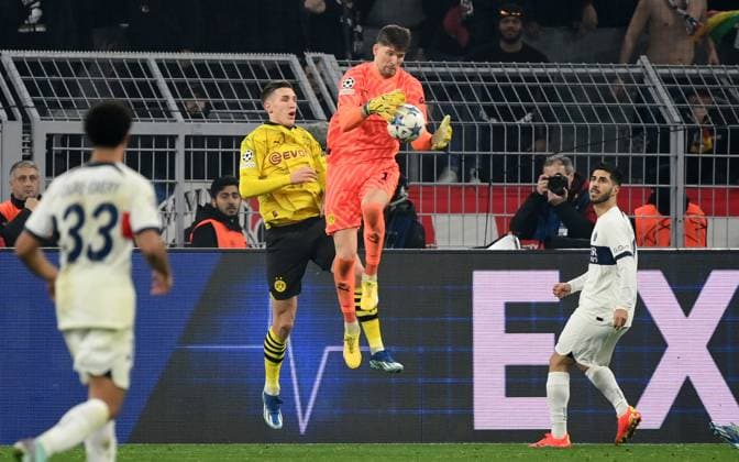 Torwart Gregor Kobel (Borussia Dortmund), Nico Schlotterbeck (Borussia Dortmund), v.re. 13.12.2023, Fussball Champions League, Saison 2023 2024, Vorrunde, 6. Spieltag, Borussia Dortmund - Paris Saint Germain Dortmund Signal Iduna Park Nordrhein Westfalen Deutschland