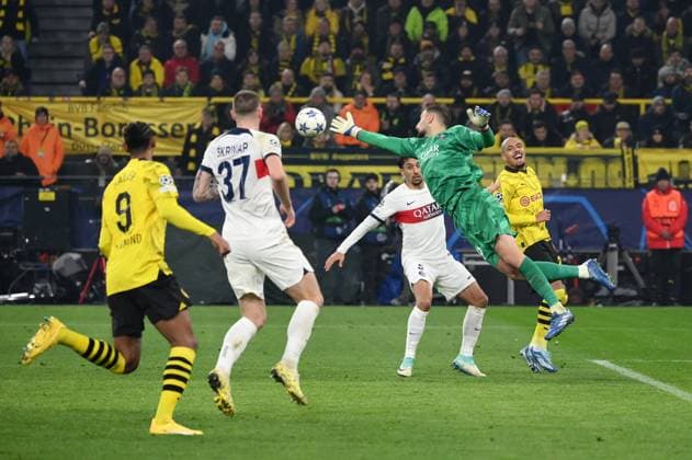Torwart Gianluigi Donnarumma (Paris Saint Germain) in Aktion gegen Donyell Malen (Borussia Dortmund), re. 13.12.2023, Fussball Champions League, Saison 2023 2024, Vorrunde, 6. Spieltag, Borussia Dortmund - Paris Saint Germain Dortmund Signal Iduna Park Nordrhein Westfalen Deutschland