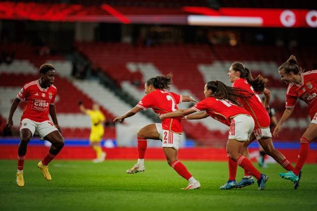 Players of Benfica celebrate after goal scored by Marie-Yasmine Alidou during UEFA Women Champions League 23 24 game between SL Benfica and Eintracht Frankfurt at Estadio Da Luz, Lisbon, Portugal. (Maciej Rogowski) Lisbon Estadio Da Luz Portugal Copyright: xMaciejxRogowskix d-214
