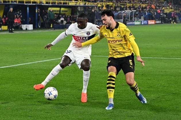 13.12.2023, xsltx, Fussball UEFA Champions League, Borussia Dortmund - Paris St.Germain PSG emspor, v.l. Randal Kolo Muani (FC Paris Saint-Germain) Ramy Bensebaini (Borussia Dortmund) Zweikampf, Aktion, action, battle for the ball (DFL DFB REGULATIONS PROHIBIT ANY USE OF PHOTOGRAPHS as IMAGE SEQUENCES and or QUASI-VIDEO) Dortmund