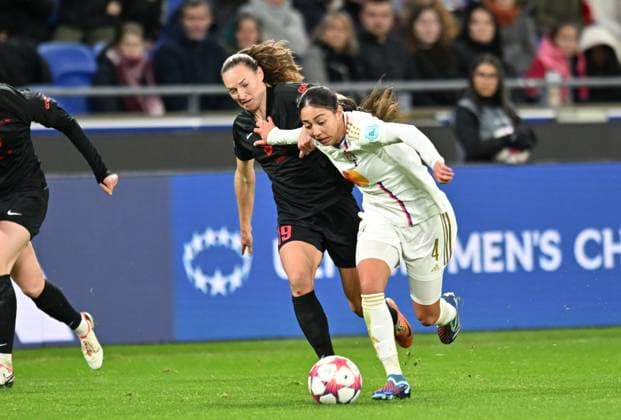 Selma Bacha (lyon) vs Marit B Lund (brann) FOOTBALL: Olympique Lyonnais FÂŽminines vs SK Brann - Ligue des Champions FÂŽminine - 13 12 2023 FredericChambert Panoramic 