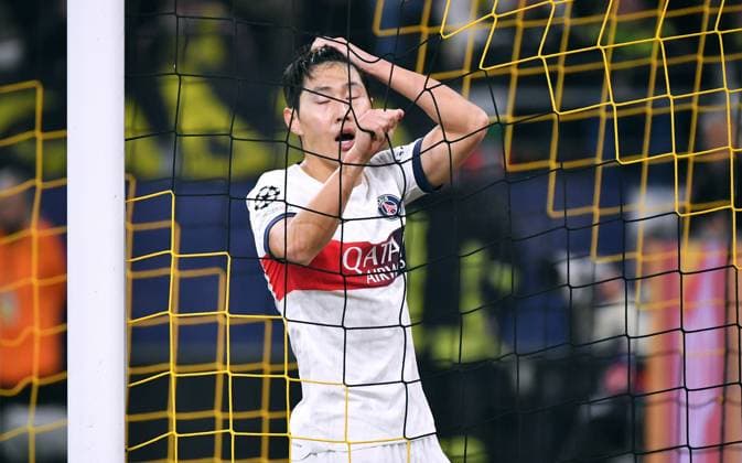 Sport Bilder des Tages Fussball, Champions League, Deutschland, Herren, Saison 2023 2024, 6. Spieltag, Signal Iduna Park Dortmund: Bor. Dortmund - FC Paris Saint-Germain; Keylor Navas (PSG)9 enttäuscht nach vergebener Torchance. Enttäuschung, Frust, Aktion. UEFA REGULATIONS PROHIBIT ANY USE OF PHOTOGRAPHS AS IMAGE SEQUENCES AND OR QUASI-VIDEO