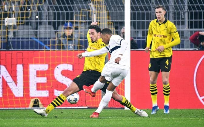 Fussball, Champions League, Deutschland, Herren, Saison 2023 2024, 6. Spieltag, Signal Iduna Park Dortmund: Bor. Dortmund - FC Paris Saint-Germain 1:1; Kylian Mbappe (PSG), Mats Hummels (BVB). Aktion UEFA REGULATIONS PROHIBIT ANY USE OF PHOTOGRAPHS AS IMAGE SEQUENCES AND OR QUASI-VIDEO