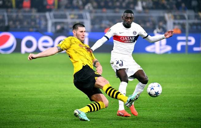 Fussball, Champions League, Deutschland, Herren, Saison 2023 2024, 6. Spieltag, Signal Iduna Park Dortmund: Bor. Dortmund - FC Paris Saint-Germain 1:1; Niklas Süle (BVB), Randal Kolo Muani (PSG). Aktion UEFA REGULATIONS PROHIBIT ANY USE OF PHOTOGRAPHS AS IMAGE SEQUENCES AND OR QUASI-VIDEO