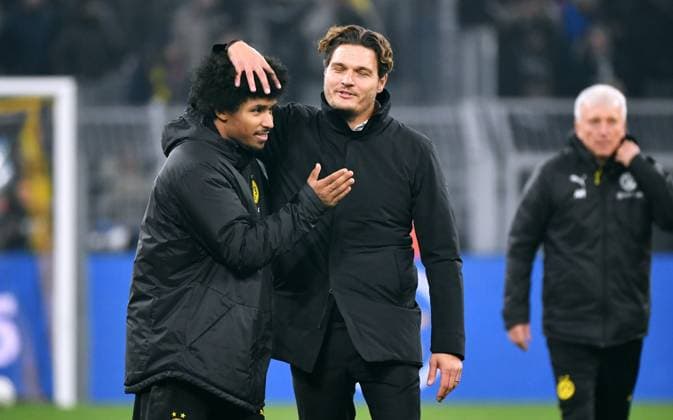 Fussball, Champions League, Deutschland, Herren, Saison 2023 2024, 6. Spieltag, Signal Iduna Park Dortmund: Bor. Dortmund - FC Paris Saint-Germain 1:1; Cheftrainer Edin Terzic (BVB) und Karim Adeyemi (BVB) nach Spielende. UEFA REGULATIONS PROHIBIT ANY USE OF PHOTOGRAPHS AS IMAGE SEQUENCES AND OR QUASI-VIDEO