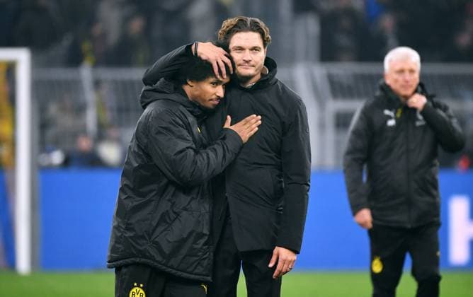 Sport Themen der Woche KW50 Sport Bilder des Tages Sport Bilder des Tages Fussball, Champions League, Deutschland, Herren, Saison 2023 2024, 6. Spieltag, Signal Iduna Park Dortmund: Bor. Dortmund - FC Paris Saint-Germain 1:1; Cheftrainer Edin Terzic (BVB) und Karim Adeyemi (BVB) nach Spielende. UEFA REGULATIONS PROHIBIT ANY USE OF PHOTOGRAPHS AS IMAGE SEQUENCES AND OR QUASI-VIDEO *** Football, Champions League, Germany, Men, Season 2023 2024, Matchday 6, Signal Iduna Park Dortmund Bor Dortmund FC Paris Saint Germain 1 1 Head coach Edin Terzic BVB and Karim Adeyemi BVB after the match UEFA REGULATIONS PROHIBIT ANY USE OF PHOTOGRAPHS AS IMAGE SEQUENCES AND OR QUASI VIDEO