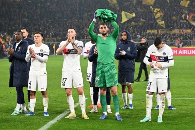13.12.2023, xsltx, Fussball UEFA Champions League, Borussia Dortmund - Paris St.Germain PSG emspor, v.l. Die Spieler bedanken sich bei den Fans (DFL DFB REGULATIONS PROHIBIT ANY USE OF PHOTOGRAPHS as IMAGE SEQUENCES and or QUASI-VIDEO) Dortmund