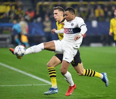 13.12.2023, Dortmund, Germany, Signal-Iduna-Park, Borussia Dortmund vs Paris Saint-Germain - UEFA Champions League 2023 2024 - Group F, Nico Schlotterbeck (Borussia Dortmund) und Kylian Mbappe (Paris Saint-Germain) im Zweikampf (Foto Ralf Treese) Dortmund Signal-Iduna-Park North Rhine-Westphalia Germany
