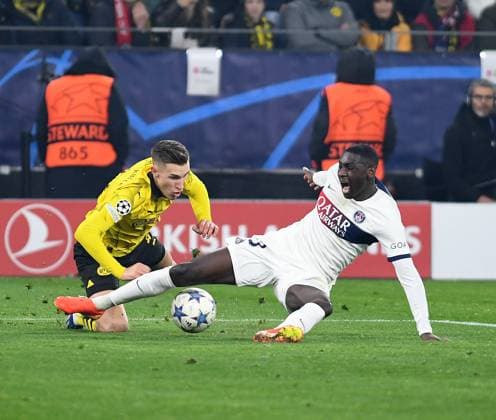 13.12.2023, Dortmund, Germany, Signal-Iduna-Park, Borussia Dortmund vs Paris Saint-Germain - UEFA Champions League 2023 2024 - Group F, Nico Schlotterbeck (Borussia Dortmund) und Randal Kolo Muani (Paris Saint-Germain) im Zweikampf (Foto Ralf Treese) Dortmund Signal-Iduna-Park North Rhine-Westphalia Germany