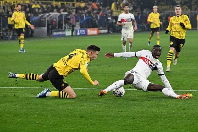 13.12.2023, xsltx, Fussball UEFA Champions League, Borussia Dortmund - Paris St.Germain PSG emspor, v.l. Nico Schlotterbeck (Borussia Dortmund) Randal Kolo Muani (FC Paris Saint-Germain) Zweikampf, Aktion, action, battle for the ball (DFL DFB REGULATIONS PROHIBIT ANY USE OF PHOTOGRAPHS as IMAGE SEQUENCES and or QUASI-VIDEO) Dortmund
