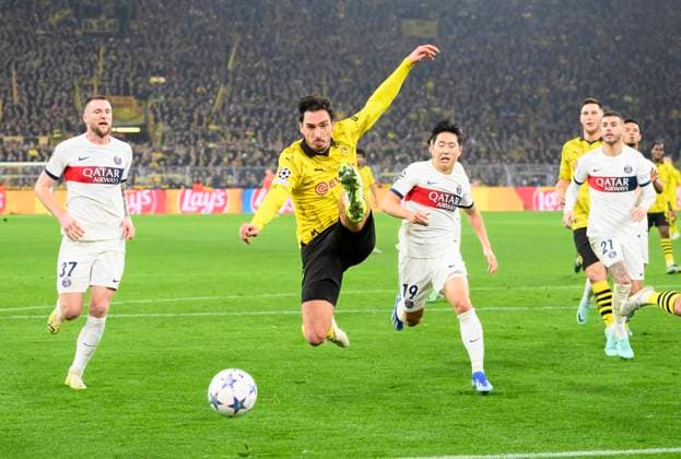 v.l. Milan SKRINIAR (PSG), Mats HUMMELS (DO), Kang-In LEE (PSG) Torchance, Aktion, Zweikampf, Fussball Champions League, Vorrunde, 6.Spieltag, Borussia Dortmund (DO) - Paris St. Germain (PSG), am 13.12.2023 in Dortmund Deutschland. UEFA regulations prohibit any use of photographs as image sequences and or quasi-video Â