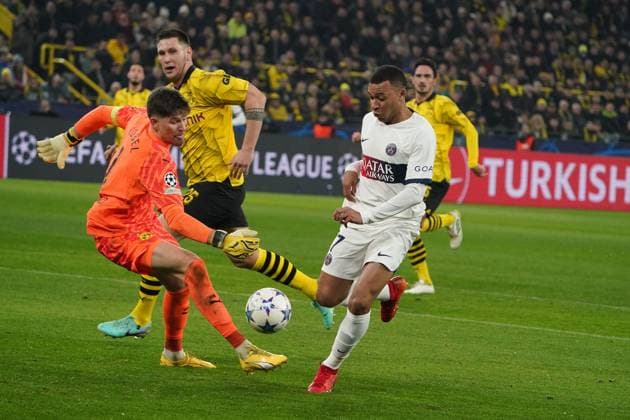 Fussball, UEFA Champions League ,Saison 2023 2024, Gruppenphase, Gruppe F Borussia Dortmund -Paris St. Germain , SignalIduna Park Dortmund Gregor Kobel BVB TW ,Kylian Mbappe Paris St. Germain,