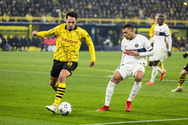 UEFA Champions League: Borussia Dortmund - FC Paris Saint-Germain; 13.12.2023 Zweikampf Mats Hummels (Borussia Dortmund, 15), Kylian Mbappé (FC Paris Saint-Germain, 7) UEFA Champions League Spieltag 6: Borussia Dortmund - FC Paris Saint-Germain, Dortmund, SIGNAL IDUNA PARK am 13.12.2023 DFL REGULATIONS PROHIBIT ANY USE OF PHOTOGRAPHS AS IMAGE SEQUENCES AND OR QUASI-VIDEO. Copyright: xBEAUTIFULxSPORTS Wunderlx