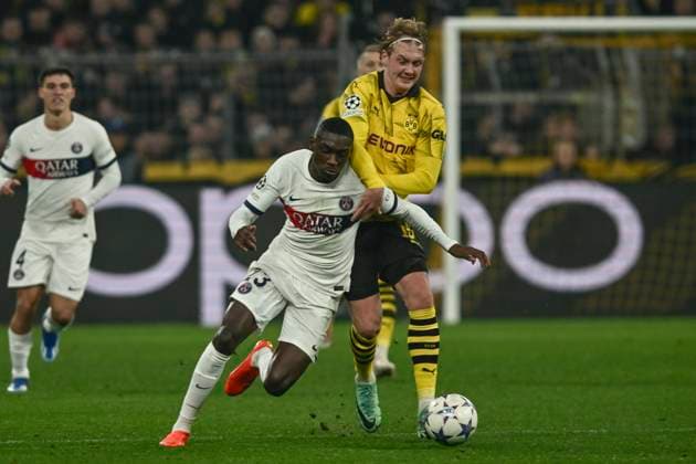 v. li. im Zweikampf Randal Kolo Muani ( 23, Paris Saint-Germain) Julian Brandt ( 19, Borussia Dortmund) 13.12.2023 Fussball, Champions League, Borussia Dortmund vs Paris St. Germain, Signal Iduna Park, Dortmund, NRW Germany