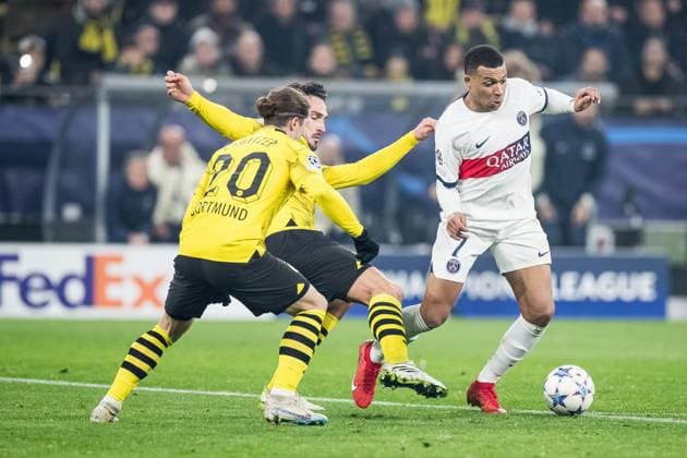 UEFA Champions League: Borussia Dortmund - FC Paris Saint-Germain; 13.12.2023 Zweikampf Mats Hummels (Borussia Dortmund, 15), Marcel Sabitzer (Borussia Dortmund, 20), Kylian Mbappé (FC Paris Saint-Germain, 7) UEFA Champions League Spieltag 6: Borussia Dortmund - FC Paris Saint-Germain, Dortmund, SIGNAL IDUNA PARK am 13.12.2023 DFL REGULATIONS PROHIBIT ANY USE OF PHOTOGRAPHS AS IMAGE SEQUENCES AND OR QUASI-VIDEO. Copyright: xBEAUTIFULxSPORTS Wunderlx
