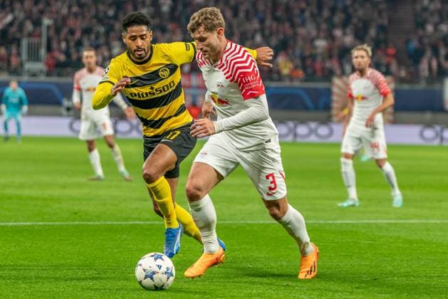 Leipzig, Deutschland 13. Dezember 2023: Champions League - 2023 2024 - RB Leipzig vs. Young Boys Bern Im Bild: v. li. im Zweikampf Saidy Janko (Bern) und Christopher Lenz (Leipzig) Copyright: xFotostandx xNachtigallx