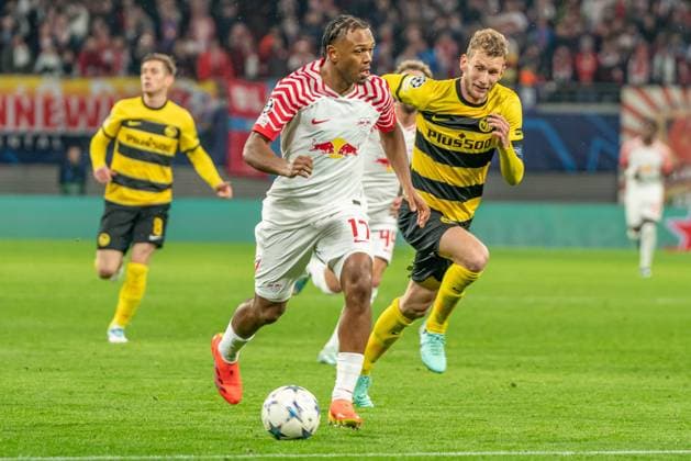 Sport Bilder des Tages Leipzig, Deutschland 13. Dezember 2023: Champions League - 2023 2024 - RB Leipzig vs. Young Boys Bern Im Bild: v.li. Lois Openda (Leipzig) und Fabian Lustenberger (Bern) Copyright: xFotostandx xNachtigallx
