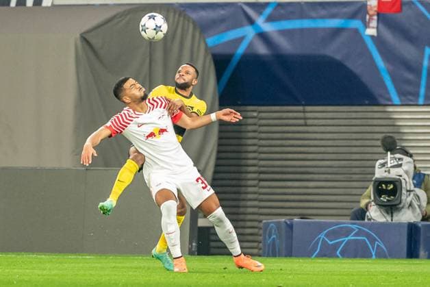 Leipzig, Deutschland 13. Dezember 2023: Champions League - 2023 2024 - RB Leipzig vs. Young Boys Bern Im Bild: v. li. im Zweikampf Benjamin Henrichs (Leipzig) und Meschak Elia (Bern) Copyright: xFotostandx xNachtigallx