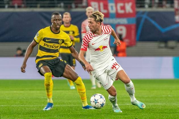 Leipzig, Deutschland 13. Dezember 2023: Champions League - 2023 2024 - RB Leipzig vs. Young Boys Bern Im Bild: v.li. Cheikh Niasse (Bern) und Kevin Kampl (Leipzig) Copyright: xFotostandx xNachtigallx