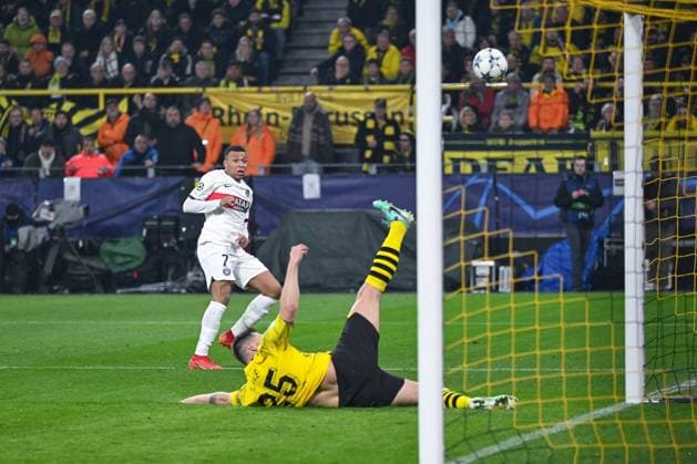 13.12.2023, Fussball, UCL, UEFA Champions League, Gruppenphase, 6. Spieltag, Saison 2023 2024, Borussia Dortmund - Paris St. Germain, Niklas Süle (Borussia Dortmund) grätscht den Torschuss von Kylian MbappÃ (Paris St. Germain) weg. xRHR-FOTO TKx Copyright: TeresaxKroeger RHR-FOTOx RHR-FOTO TK