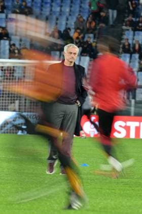 Sport Themen der Woche KW50 Sport Bilder des Tages Foto Alfredo Falcone LaPresse 14 Dicembre 2023 - Roma, Italia - calcio - Roma vs Sheriff Tiraspol - Uefa Europa League 2023-2024 Girone G - Stadio Olimpico di Roma. Nella foto: Jose& x2019; Mourinho (head coach AS Roma) Foto Alfredo Falcone LaPresse December 14, 2023 Rome, Italy - sport, soccer - Roma vs Sheriff Tiraspol - Uefa Europe League 2023-2024 Group G - Olimpic Stadium & xee;n Rome. In the pic: Jose& x2019; Mourinho (head coach AS Roma)  Copyright: xAlfredoxFalcone LaPressex