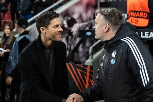GER, UEFA Europa League 6 Spieltag, Bayer 04 Leverkusen vs Molde Fotballklubb 14.12.2023, BayArena, Leverkusen, GER, UEFA Europa League 6 Spieltag, Bayer 04 Leverkusen vs Molde Fotballklubb Im Bild: Xabi Alonso (Chef-Trainer, Bayer 04 Leverkusen) und Erling Moe (Head-Coach Chef-Trainer, Molde Fotballklubb) vor dem Spiel und geben sich die Hand