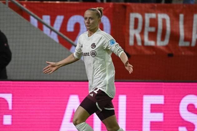 Torjubel Lea SCHUELLER (FCB) nach Tor zumm 1-0, Jubel,Freude,Begeisterung,Aktion. Fussball Champions League Gruppenphase, FC Bayern Muenchen-Ajax Amsterdam am 14.12.2023, A L L I A N Z A R E N A.
