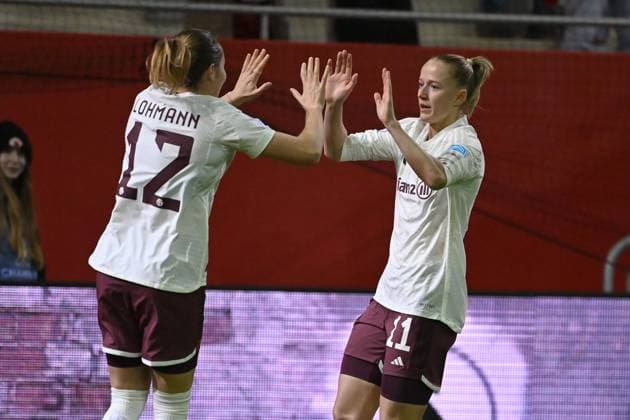 Torjubel Lea SCHUELLER (FCB) mit Sydney LOHMANN (FCB) nach Tor zumm 1-0, Jubel,Freude,Begeisterung,Aktion. Fussball Champions League Gruppenphase, FC Bayern Muenchen-Ajax Amsterdam am 14.12.2023, A L L I A N Z A R E N A.