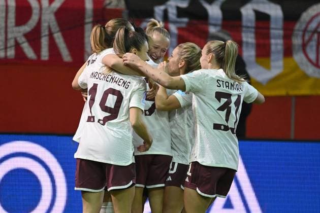 kollektiver Torjubel um Lea SCHUELLER (Mitte,FCB) nach Tor zumm 1-0, Jubel,Freude,Begeisterung,Aktion. Fussball Champions League Gruppenphase, FC Bayern Muenchen-Ajax Amsterdam am 14.12.2023, A L L I A N Z A R E N A.