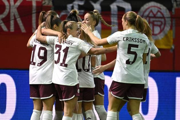 kollektiver Torjubel um Lea SCHUELLER (FCB) nach Tor zumm 1-0, Jubel,Freude,Begeisterung,Aktion. Fussball Champions League Gruppenphase, FC Bayern Muenchen-Ajax Amsterdam am 14.12.2023, A L L I A N Z A R E N A.