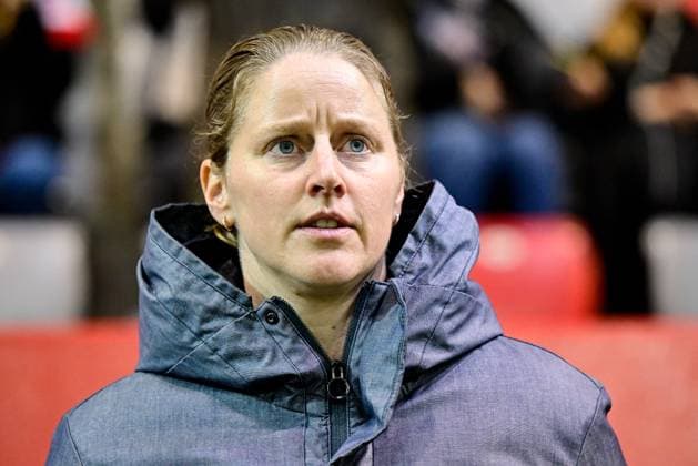 Trainerin Suzanne BAKKER (Headcoach, Coach, Ajax) Porträt, Portrait, Einzelbild, Aktion, Action, 14.12.2023, München (Deutschland), Fussball, UEFA Womens Champions League, Gruppe C, FC Bayern München - Ajax Amsterdam