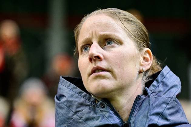 Trainerin Suzanne BAKKER (Headcoach, Coach, Ajax) Porträt, Portrait, Einzelbild, Aktion, Action, 14.12.2023, München (Deutschland), Fussball, UEFA Womens Champions League, Gruppe C, FC Bayern München - Ajax Amsterdam