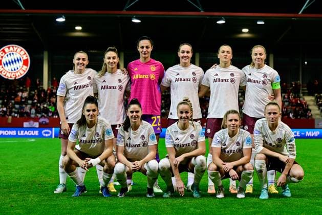 Spielerinnen des FC Bayern beim Teamfoto, Mannschaftsfoto, Startelf, 14.12.2023, München (Deutschland), Fussball, UEFA Womens Champions League, Gruppe C, FC Bayern München - Ajax Amsterdam